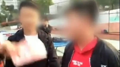 Clip: Nữ sinh gây phẫn nộ vì dùng xấp tiền tát bạn nam