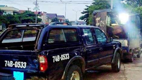 Tài xế lái xe tải chở gỗ lậu tông vào ô tô kiểm lâm để tẩu thoát