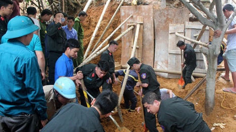 Lở đất khi đào móng nhà, 3 công nhân bị vùi lấp tử vong