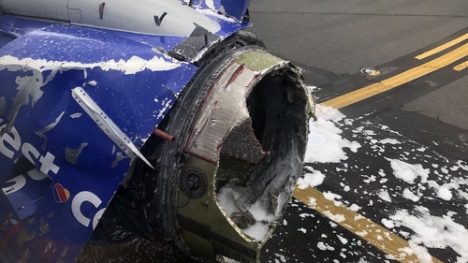 Máy bay nổ động cơ trên không, hành khách bị hút ra cửa sổ