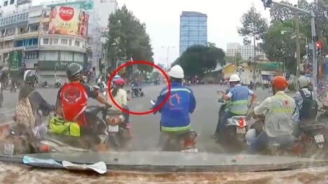 Tên cướp giật túi xách giữa ban ngày, kéo lê cô gái hàng chục mét ngay trung tâm Sài Gòn