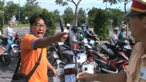 Diễn biến mới nhất vụ 3 thanh niên 'tấn công' CSGT vì bị kiểm tra nồng độ cồn