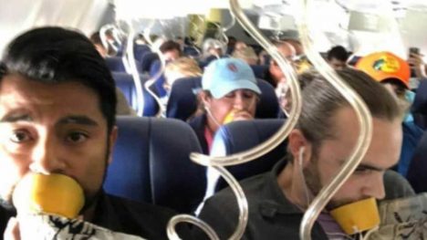 Bức ảnh trong vụ tai nạn máy bay khiến nhiều người ngao ngán: Tại sao gần như không ai đeo mặt nạ oxy đúng cách?