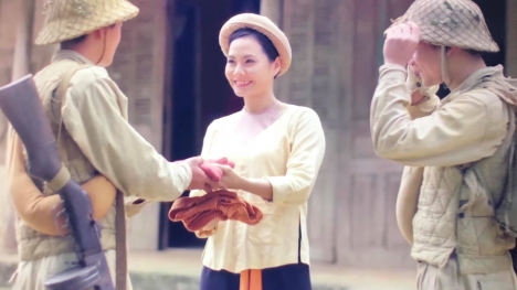  Sao mai Lương Nguyệt Anh hoá thôn nữ đón “Bộ đội về làng” mừng chiến thắng Điện Biên Phủ 