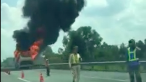 Xe khách bốc cháy trên cao tốc TP.HCM - Trung Lương, nhiều người thoát chết