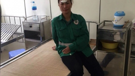 Nữ công nhân môi trường bị 4 thanh niên hành hung nhập viện khi dọn ghế trời mưa