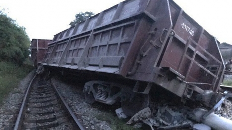 Đường sắt Bắc - Nam lại tắc nghẽn vì 2 toa tàu trật bánh, lật nghiêng ở Nghệ An