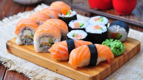 Tình trạng sushi bẩn ở Mỹ và Úc: 8 con giun bò trên một thớ cá, người ăn vào nhiễm sán dây dài tới 1,5m