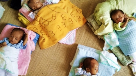 Mẹ trẻ ở Nghệ An bất chấp lời khuyên của bác sĩ giữ lại tứ thai: “Trời cho rồi, nhất quyết không bỏ'