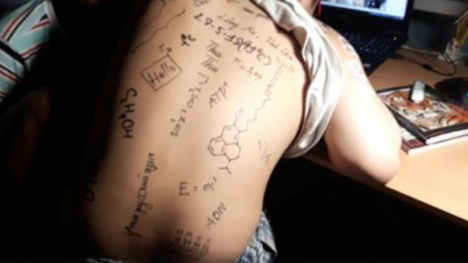 Nam sinh 'hổ báo' nhất năm: 'xăm kín lưng' toàn công thức toán, hoá