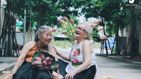 Sự thật cảm động phía sau bộ ảnh 2 cụ bà mặc áo yếm bên hoa sen đang gây bão MXH