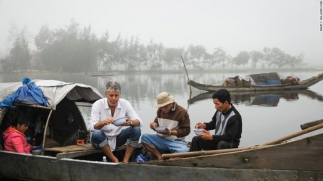 Những hình ảnh đáng nhớ của đầu bếp Anthony Bourdain trong hành trình khám phá ẩm thực Việt Nam