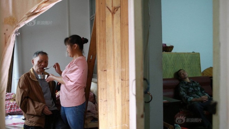 Chuyện cổ tích giữa đời thường: Một vợ hai chồng, chồng mới chăm sóc cho chồng cũ của vợ như anh em ruột thịt