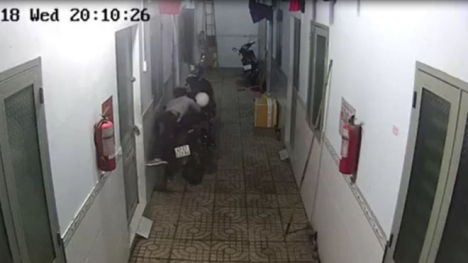 Nhóm thanh niên mặc áo Grabbike đột nhập dãy nhà trọ trộm xe Exciter