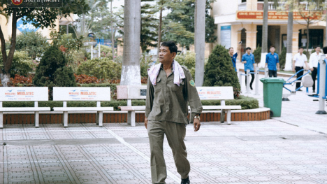 Chuyện người cha già bên chiếc xe lăn chờ con trai thi THPT Quốc Gia: 'Em nợ bố nhiều lắm'