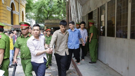 Thanh niên cùng bạn gây án mạng chỉ vì bị rọi đèn xe vào mặt