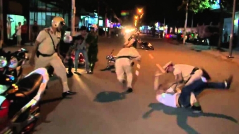 Thiếu uý công an bị tấn công giữa đường khi đang áp giải đối tượng dùng ma túy về trụ sở