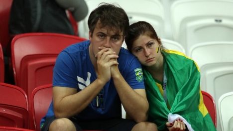 CĐV Brazil đau đớn, rơi nước mắt chứng kiến Brazil bị loại cay đắng