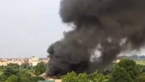 Cháy nhà xưởng ở Hà Nội cột khói đen bốc cao hàng trăm mét