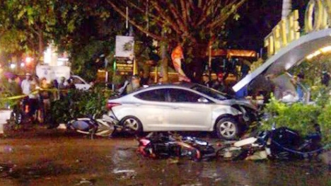 Khoảnh khắc kinh hoàng: Xe container húc vào 2 xe máy rồi lao thẳng vào nhà dân