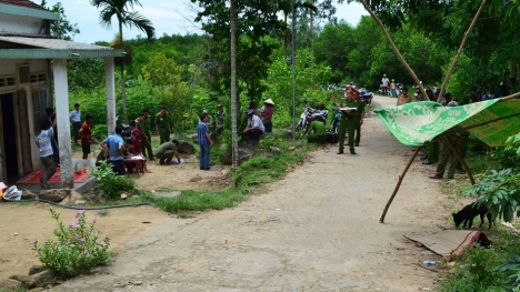 Quãng Ngãi: Cha bị tâm thần cầm rựa chém chết 2 con tại chỗ