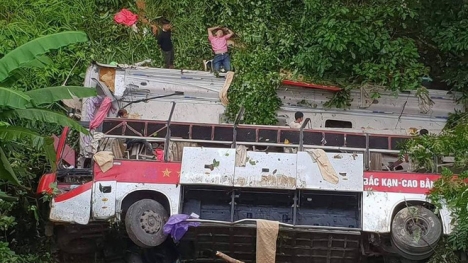Xe khách rơi xuống vực, 14 người thương vong