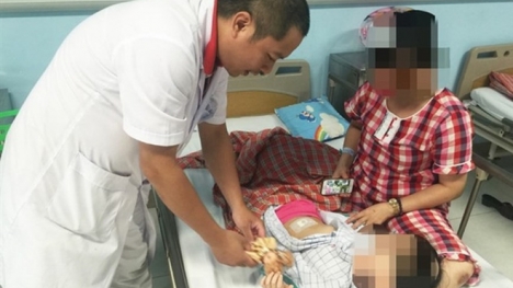 Uống nhầm nước tro tàu làm bánh, bé gái 3 tuổi bị bỏng thực quản nhập viện nguy kịch