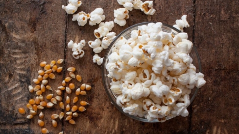 Cho nguyên cả bắp ngô phủ bơ vào lò vi sóng, chỉ 3 phút sau bạn sẽ thấy thành phẩm đầy bất ngờ