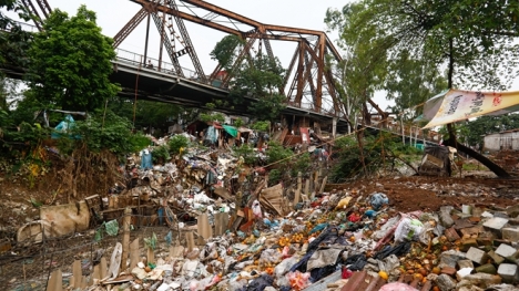 Cuộc sống của dân ngụ cư dưới chân cầu Long Biên: Hễ mở cửa là 'đón' rác vào nhà