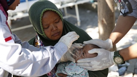 Bé gái 10 tháng tuổi sống sót thần kỳ sau 2 ngày bị vùi chôn trong đất cát vì động đất ở Indonesia