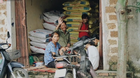 Vui như bà con Chương Mỹ sau trận lũ lịch sử: 'Mấy đứa cháu được về rồi, nhà cửa rộn ràng hẳn lên!'