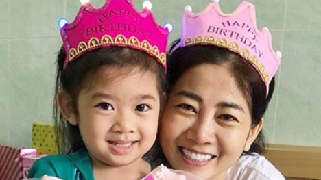Mai Phương cười tươi rạng rỡ, cùng bạn bè người thân tổ chức tiệc sinh nhật cho con gái tại bệnh viện
