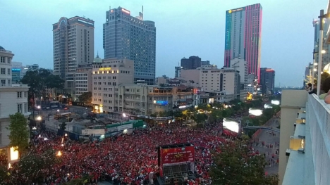 Phố đi bộ Nguyễn Huệ tạm thời ngưng lưu thông để phát sóng trận U23 Việt Nam vs U23 Hàn Quốc