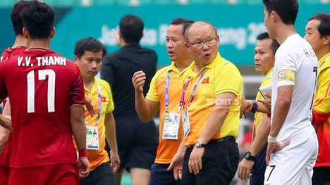 HLV Park Hang-seo phát hiện Son Heung Min rình rập 'nghe lén' khi ông chỉ đạo Olympic Việt Nam
