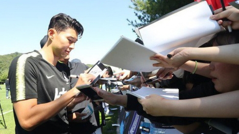 Nghìn fan nữ đổ xô tới xem Son Heung-min tập luyện, phá vỡ kỷ lục mọi thời đại của đội tuyển Hàn Quốc