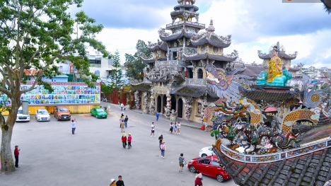 Chuyện về những người đi nhặt ve chai để xây nên ngôi chùa khảm miếng lớn nhất Đà Lạt