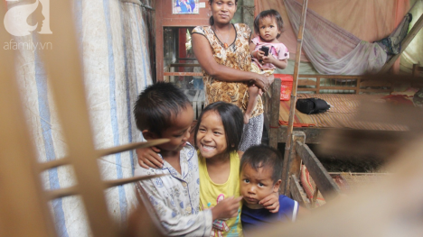 Hai lần đẻ rớt tại nhà, 4 đứa trẻ đói ăn bên người mẹ bầu 8 tháng không thể mượn được 500 ngàn để đi bệnh viện