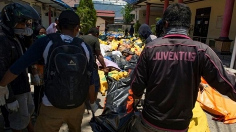 Động đất Indonesia: Lần tìm người thân trong túi đựng thi thể