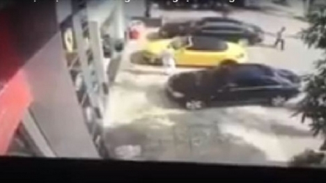 CLIP: Đối tượng ôm lựu đạn cố thủ 14 giờ ở Nghệ An dùng kiếm 'điên cuồng' chém ô tô