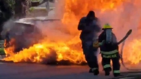 Lính cứu hỏa suýt thành đuốc sống do đứng quá gần đám cháy để dập lửa