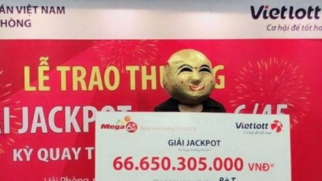 Nữ khách hàng ở Quảng Ninh đến nhận thưởng giải Jackpot 66,6 tỷ đồng