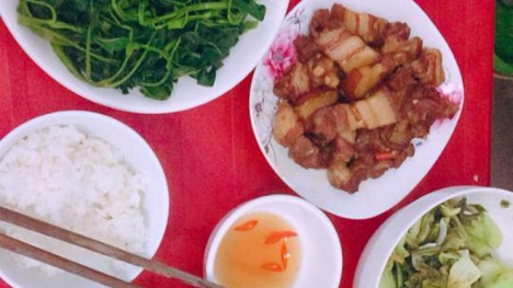 Những mâm cơm đề huề lắm món nhưng chủ nhân khai giá chỉ loanh quanh 30 nghìn, dân tình rôm rả bàn tán thực hư