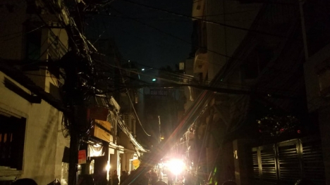 Sập giàn giáo ở trung tâm TP HCM, 1 người tử vong, nhiều nạn nhân bị vùi trong đống đổ nát