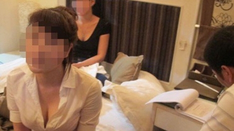 Phá đường dây mại dâm cao cấp: Tú ông thường lân la đến các trường học để 'tuyển gái'