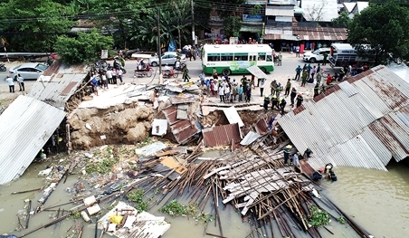 Người dân An Giang tháo chạy khỏi dãy nhà bất ngờ đổ sụp xuống sông