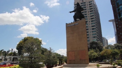 Di dời lư hương trước tượng Trần Hưng Đạo: Quận 1 nói gì?