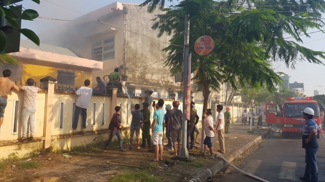 Đà Nẵng: Cháy trong trường tiểu học, hàng trăm học sinh di tản