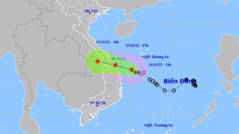 Bão số 5 suy yếu thành áp thấp nhiệt đới trước khi đi vào đất liền miền Trung