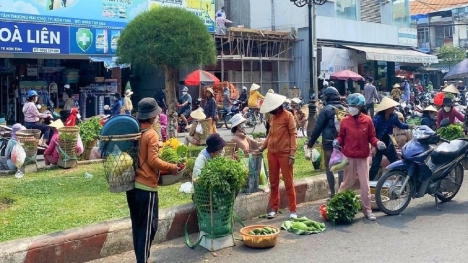 Độc đáo những 'cửa hàng' rau di động của phụ nữ Ba Na
