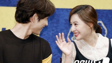 Song Joong Ki xuất hiện cùng 'tiểu tam', lộ dấu hiệu hôn nhân bất ổn với Song Hye Kyo